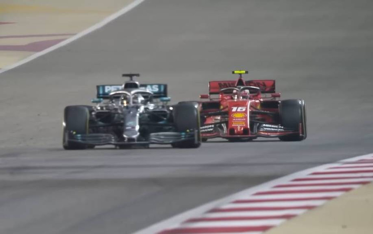 Льюис Хамильтон обходит раненого Шарля Леклера на Гран-при Бахрейна 2019