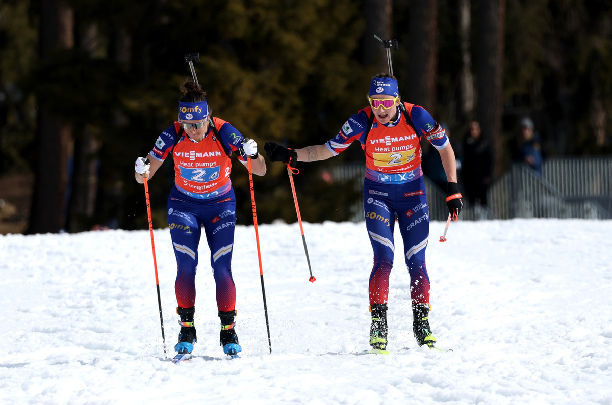 Жюлія Сімон та Жюстін Бреза-Буше під час естафети на чемпінаті світу 2025