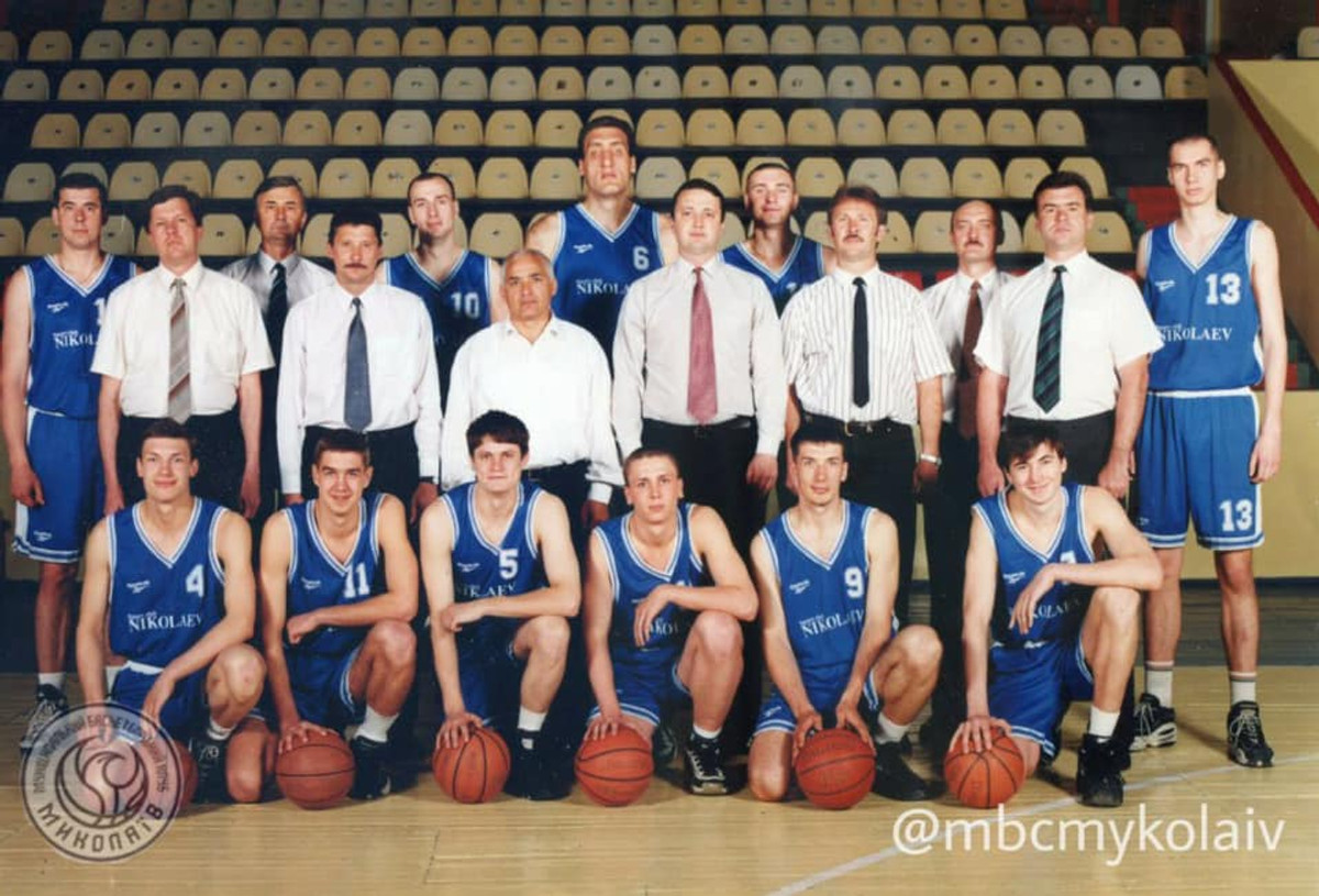 Валентин Берестнєв. Середній ряд. По центру. Сезон-1997/98.