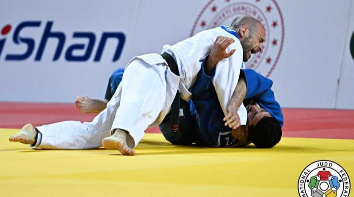 Давид Хорава (у білому)