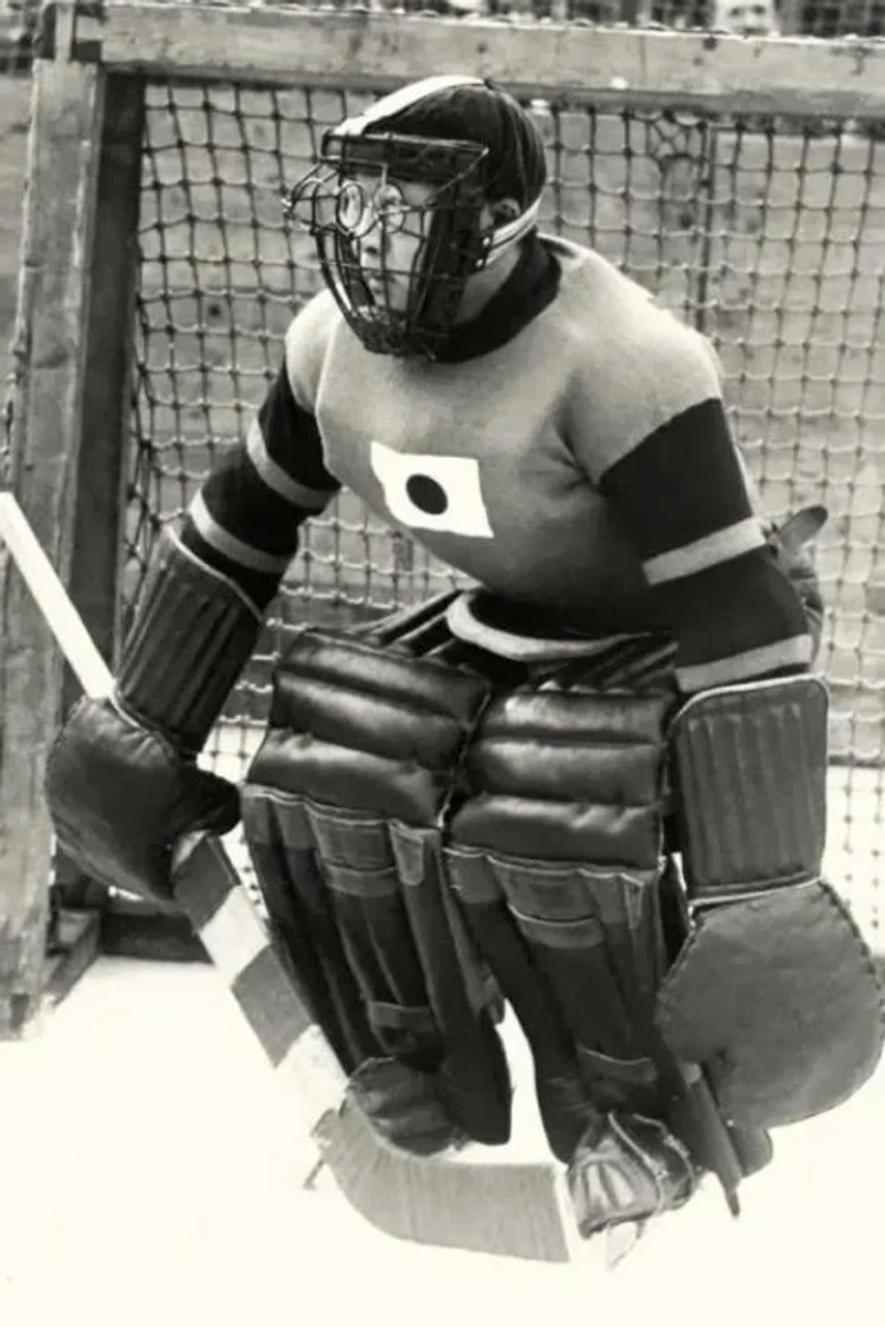 Тейдзі ХОНМА, захищаючи ворота збірної Японії на Зимовій Олімпіаді-1936 у Гарміш-Пантеркірхені, доповнював окуляри захисною маскою