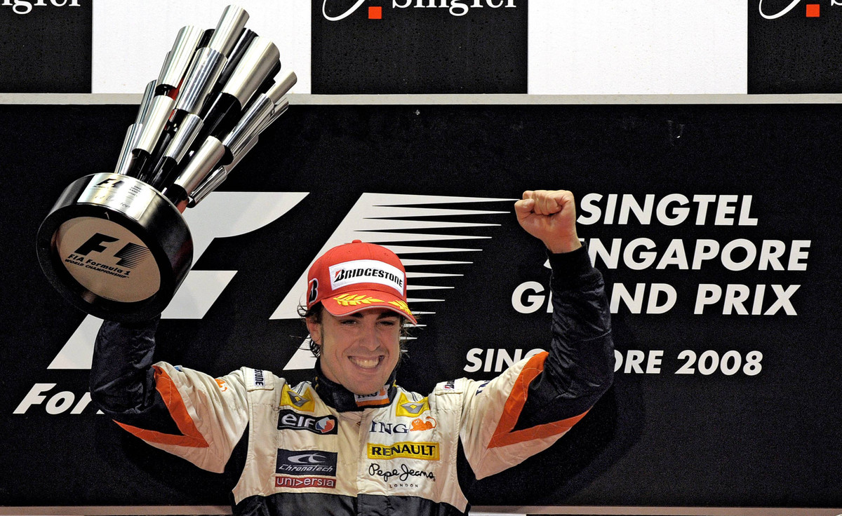 Фернандо Алонсо святкує перемогу на Гран-прі Сінгапуру 2008