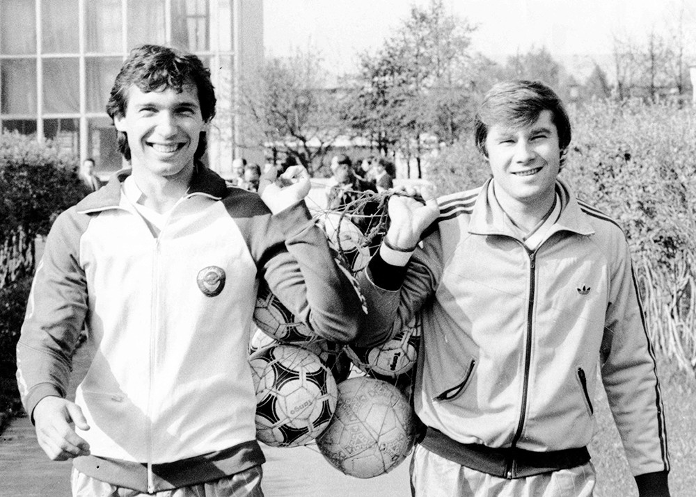 У запеклій боротьбі за титул найкращого гравця 1985 року Анатолій ДЕМ'ЯНЕНКО (праворуч) обійшов свого земляка-дніпропетровця Олега ПРОТАСОВА.