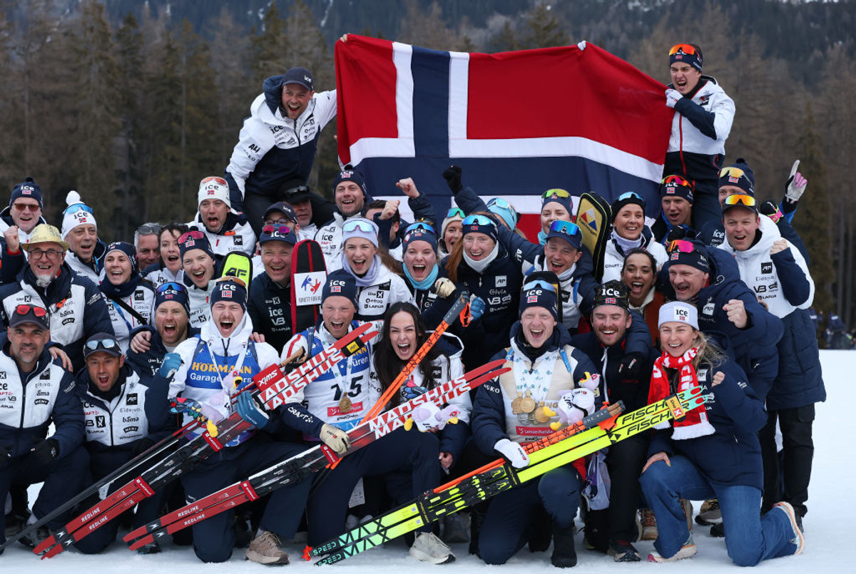 Збірна Норвегії святкує тріумф у чоловічому масстарті