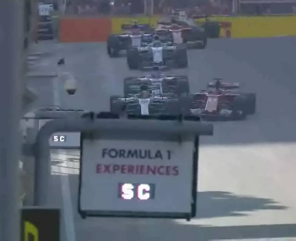 Себастьян Феттель таранить Льюїса Гамільтона