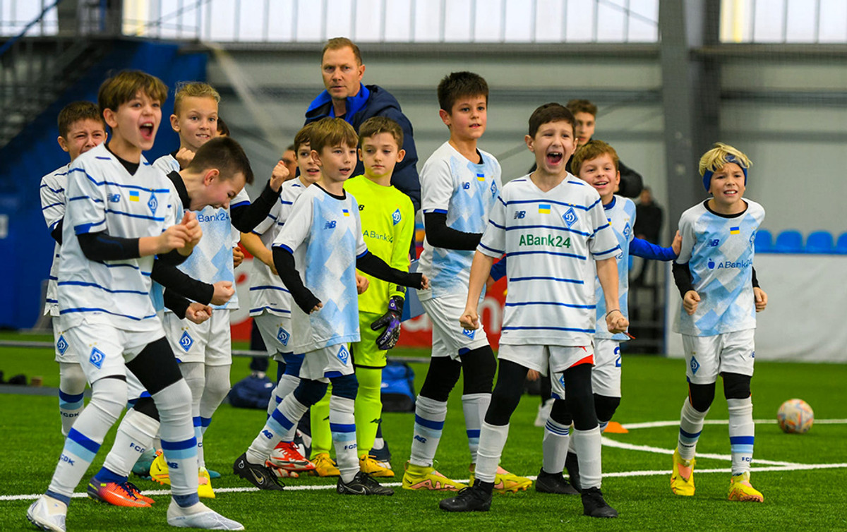 Футбол – дитячий, пристрасті – цілком дорослі! Юні вихованці школи київського Динамо. На задньому плані тренер Сергій ПРОЦЮК