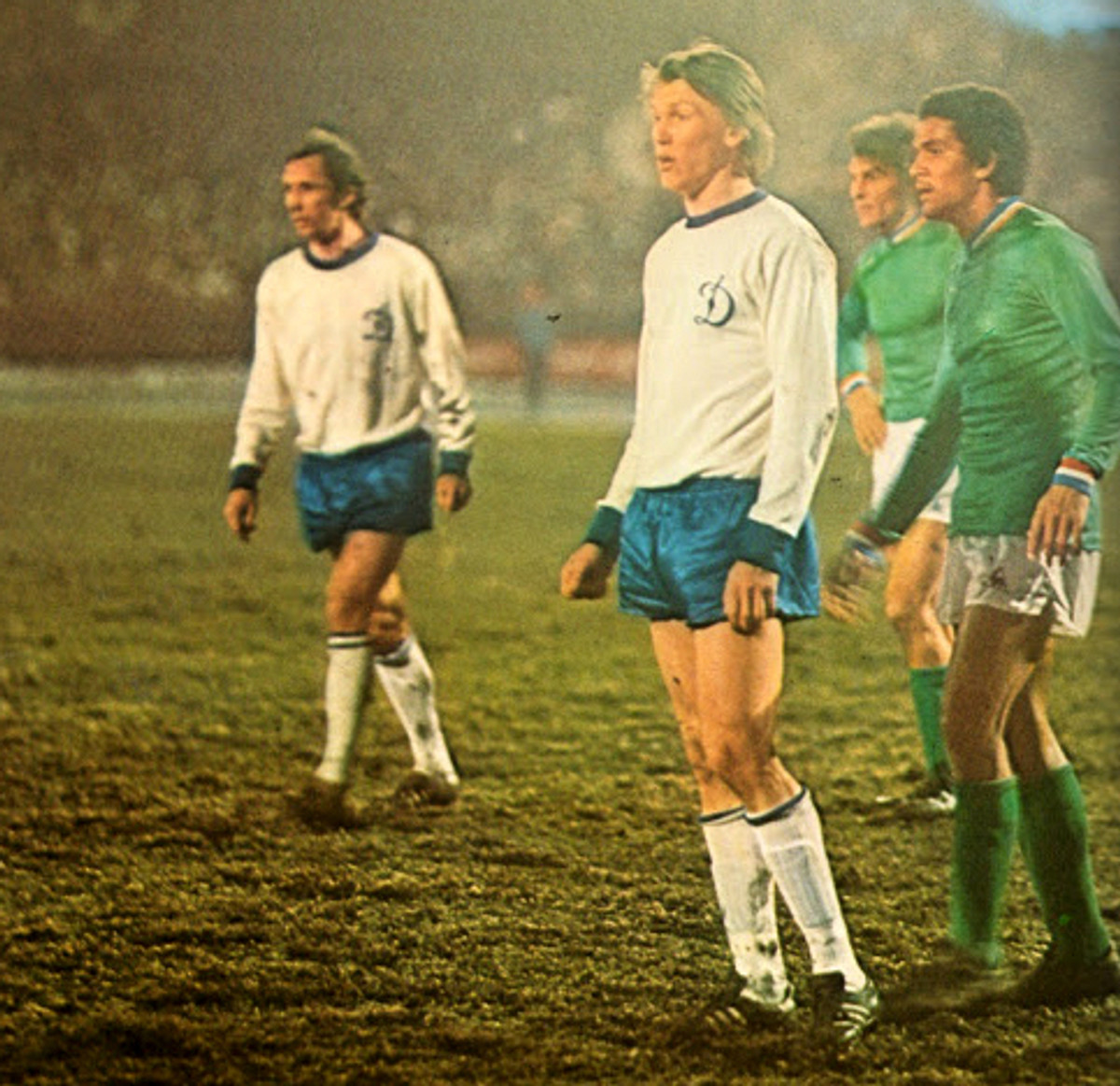 3 березня 1976 р. Сімферополь. Форвард київського Динамо Олег БЛОХІН (на передньому плані в білій футболці) під опікою захисника Сент-Етьєна Жерара ЖАНВІЙОНА. Ліворуч - Володимир ВЕРЕМЄЄВ