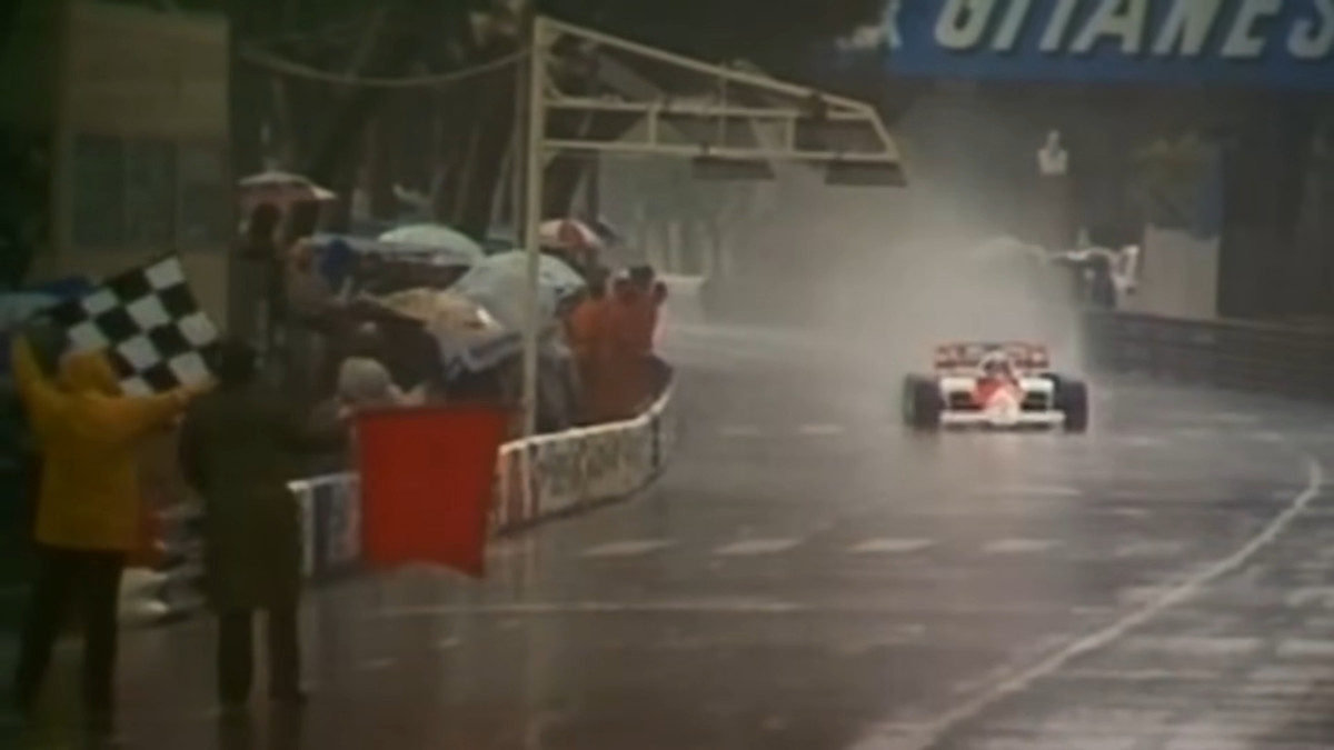 Директор гонки Жакі Ікс зупиняє перегони