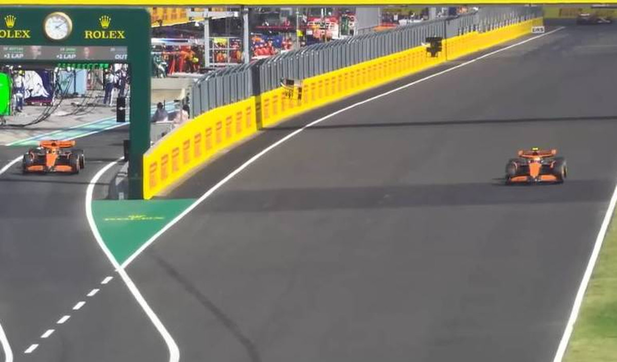 Оскар Піастрі виїжджає з піт-лейн, поки Ландо Норріс мчить трасою