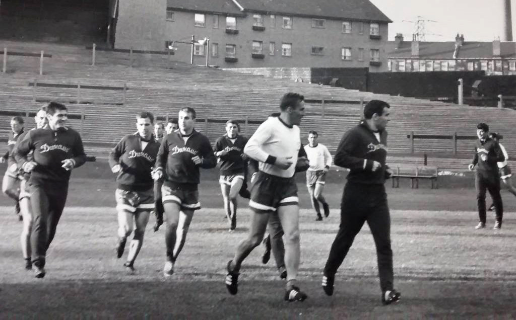 Рік 1967-й. Київське Динамо в шотландському Глазго напередодні матчу Кубку чемпіонів проти Селтика. Леонід ОСТРОВСЬКИЙ – у білій футболці. Наступного дня чинний володар трофея буде битий із рахунком 2:1.