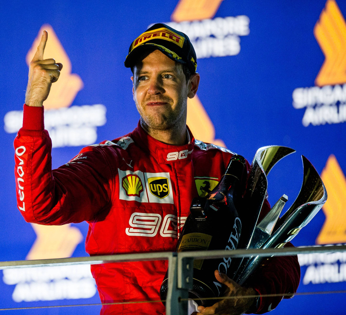 Себастьян Феттель святкує перемогу на подіумі Гран-прі Сінгапуру 2019