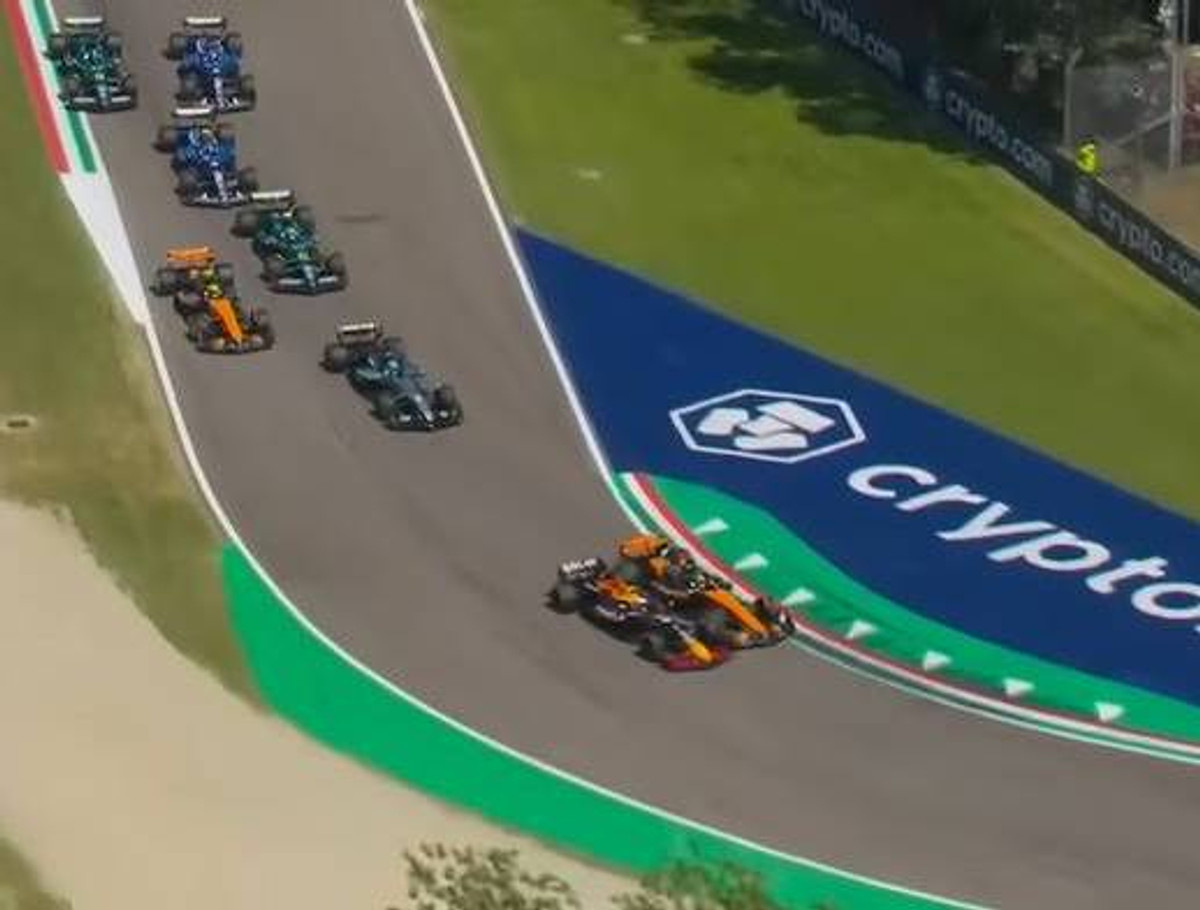 Макс Ферстаппен обганяє Оскара Піастрі на старті гонки в Імолі