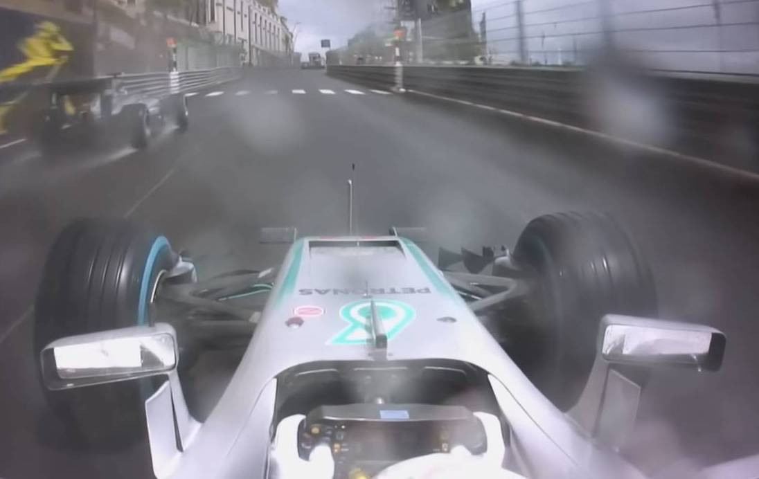 Онбоард з боліда Льюїса Гамільтона, який обходить сповільненого Ніко Росберга на Гран-прі Монако 2016