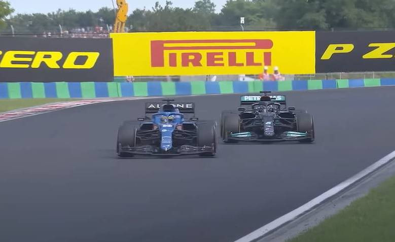 Фернандо Алонсо стримує Льюїса Гамільтона на Гран-прі Угорщини 2021