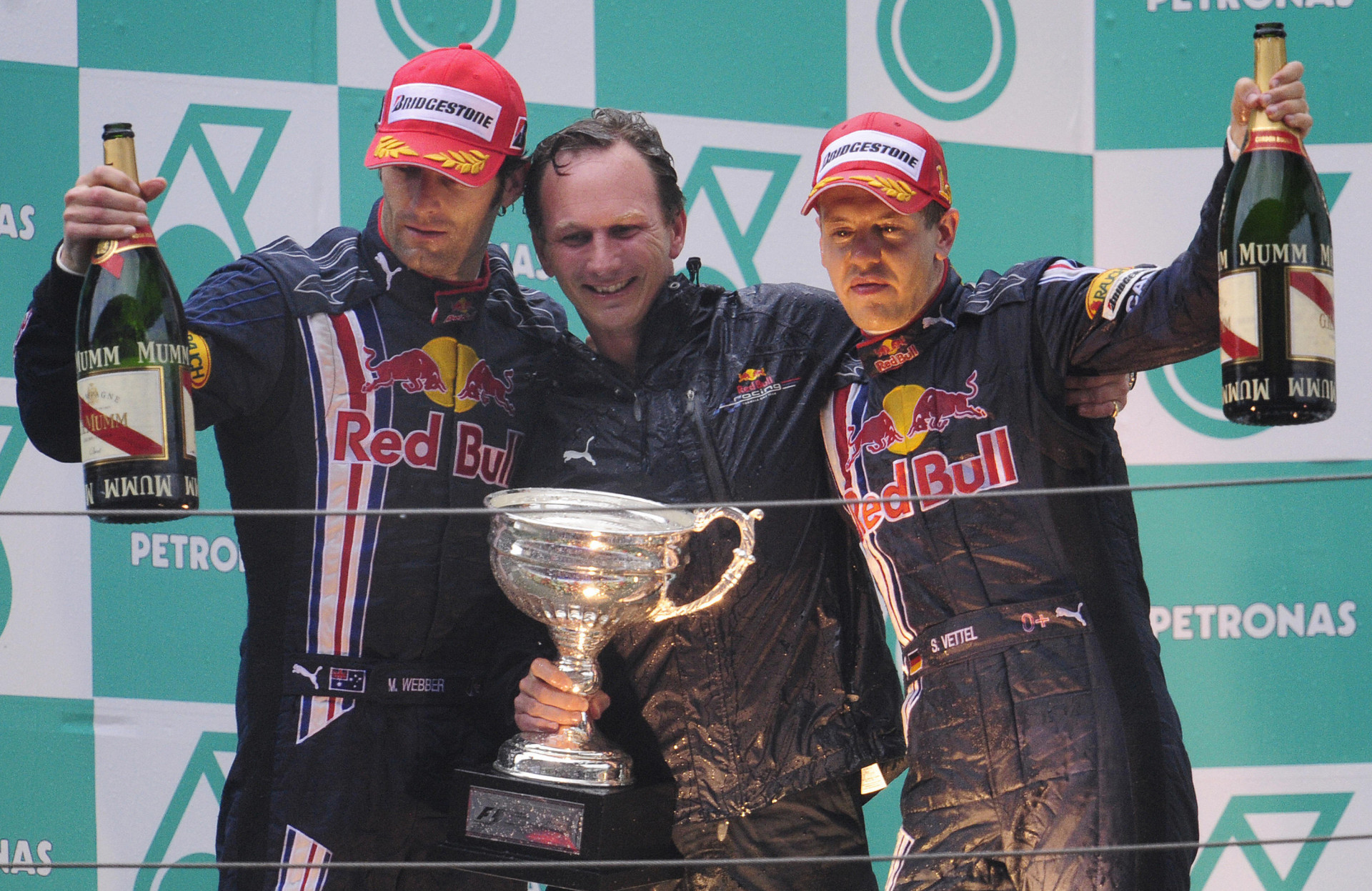 Марк Веббер (2 місце), Крістіан Хорнер (голова команди Ред Булл) і Себастьян Феттель (1 місце) на подіумі Гран-прі Китаю 2009