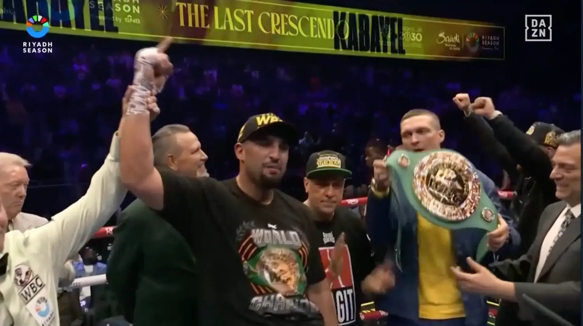 Усик вручает пояс WBC Кабаэлу