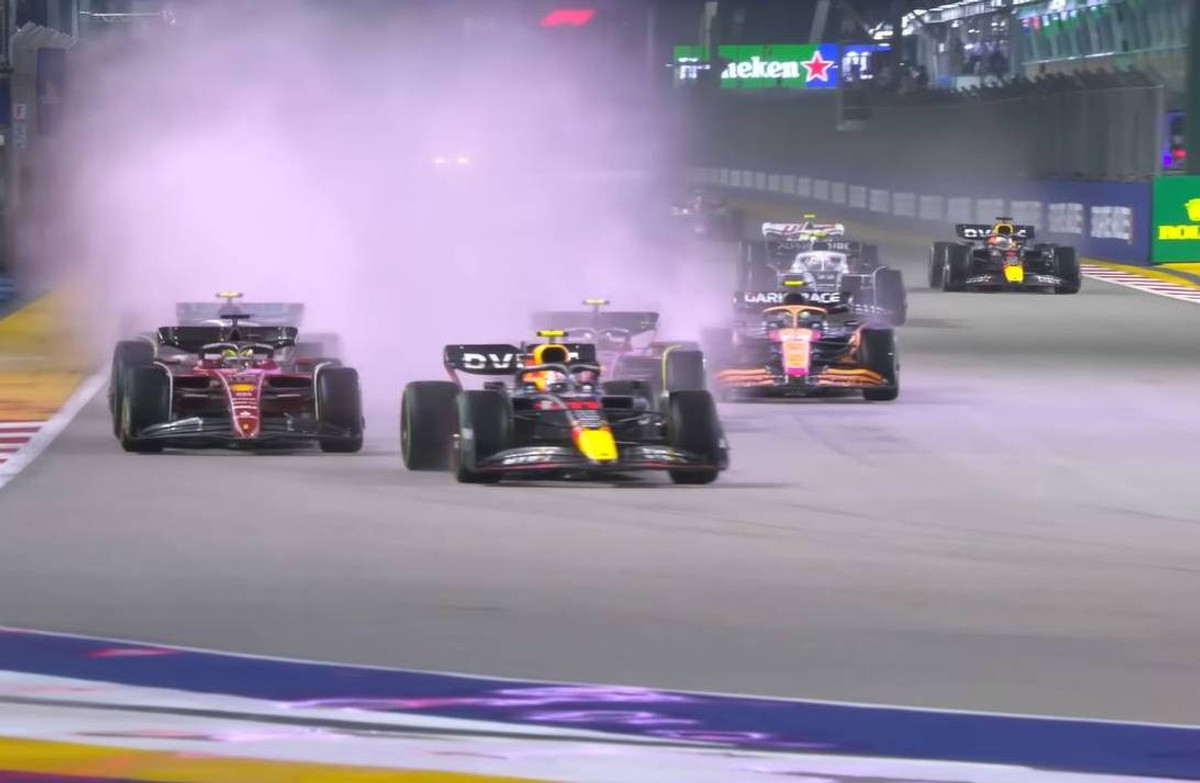 Серхіо Перес обганяє Шарля Леклера на старті Гран-прі Сінгапуру 2022