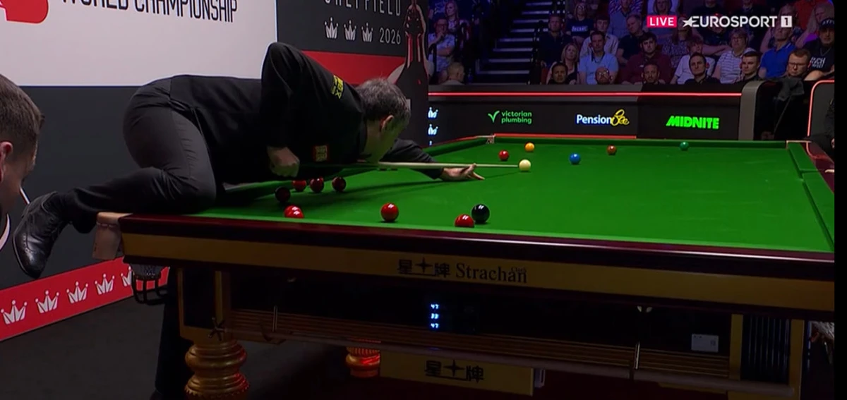 Иногда позиция на столе заставляла Ронни идти на вот такие удары