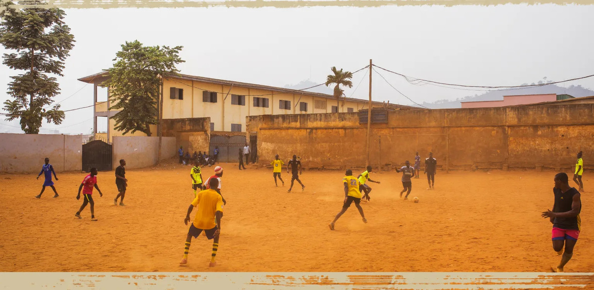 Підлітки грають футбол в Яунде, lequipe.fr