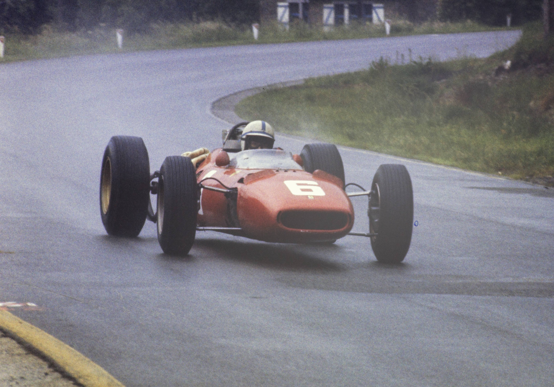 Генри Сёртиз мчится к победе в дождевом Гран-при Бельгии