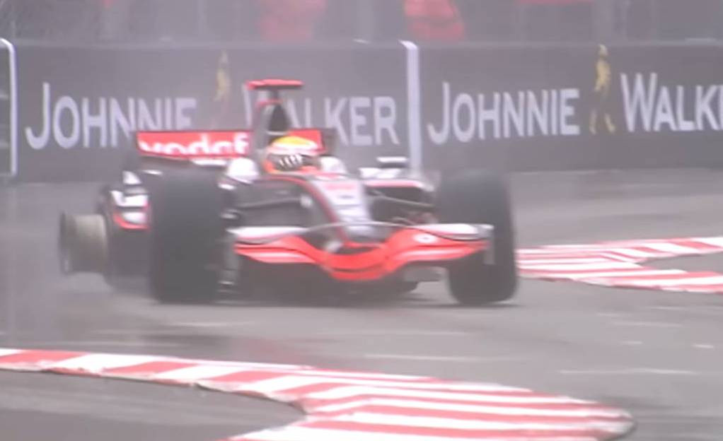 Льюїс Гамільтон з проколотим колесом на Гран-прі Монако 2008