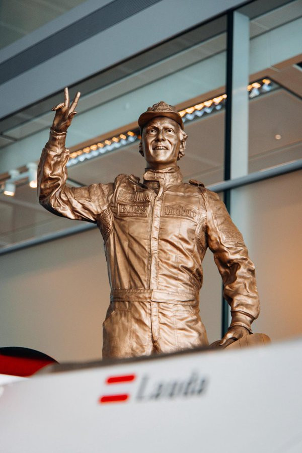 Памятник Ники Лауде на базе Макларена