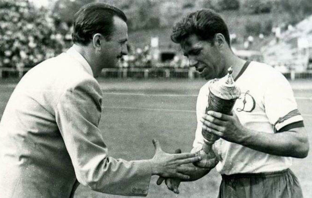 1957-й рік. Капітан київського Динамо Віталій ГОЛУБЄВ (праворуч) отримує приз із рук знаменитого Тарапуньки (актор Юрій ТИМОШЕНКО)