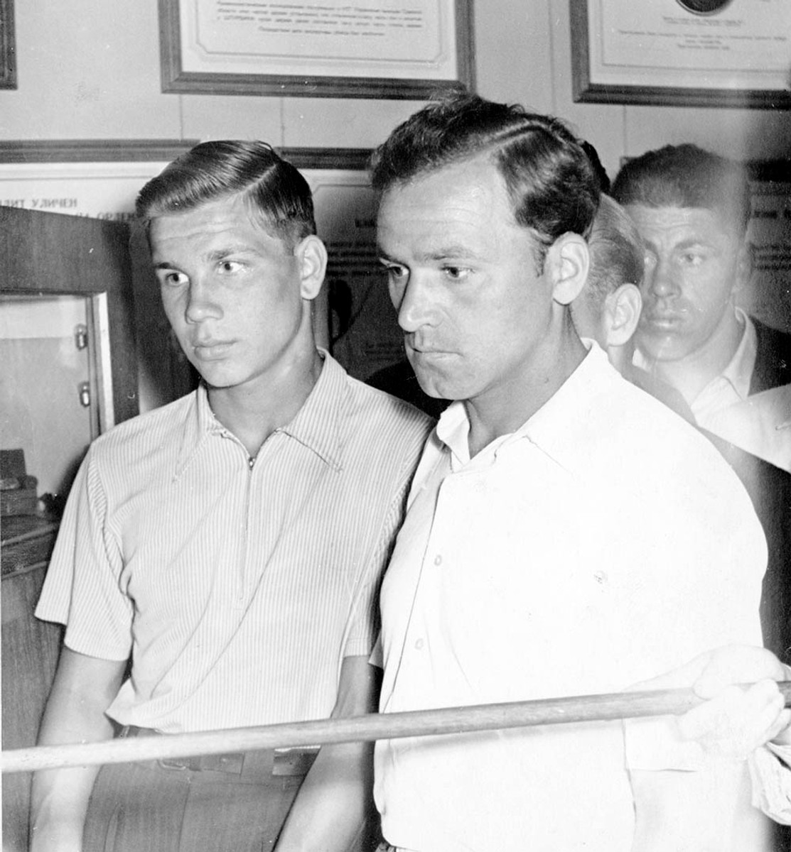 Друга половина 1950-х. Юний Андрій БІБА (ліворуч) – уже гравець основного складу київського Динамо. На задньому плані Віталій ГОЛУБЄВ. Попереду – наставник команди Віктор ТЕРЕНТЬЄВ