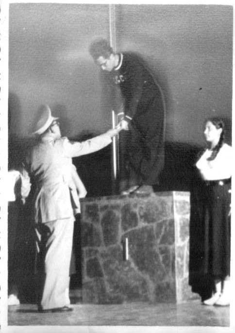 Президент Венесуели вручає золоту медаль чемпіона світу Миколі Калиніченку.