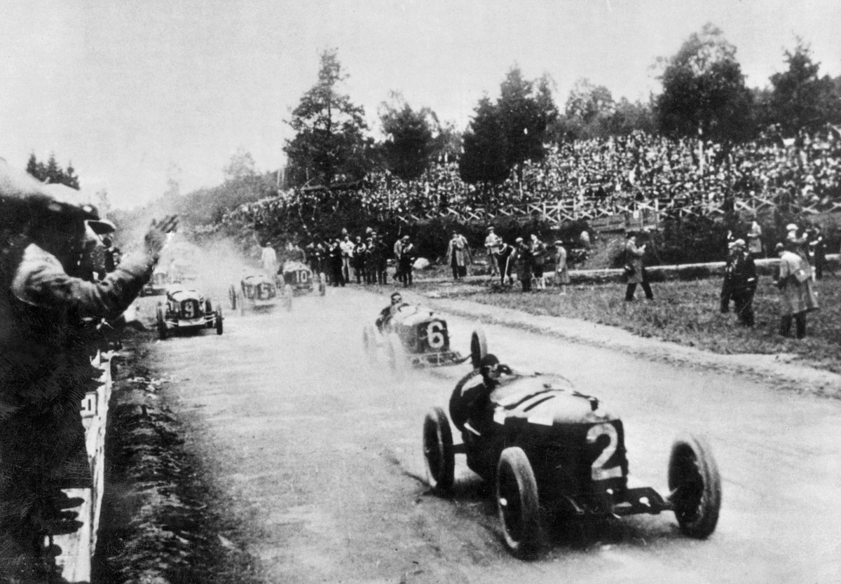 Антонио Аскари вырывается в лидеры на старте первой гонки на Спа-Франкоршам