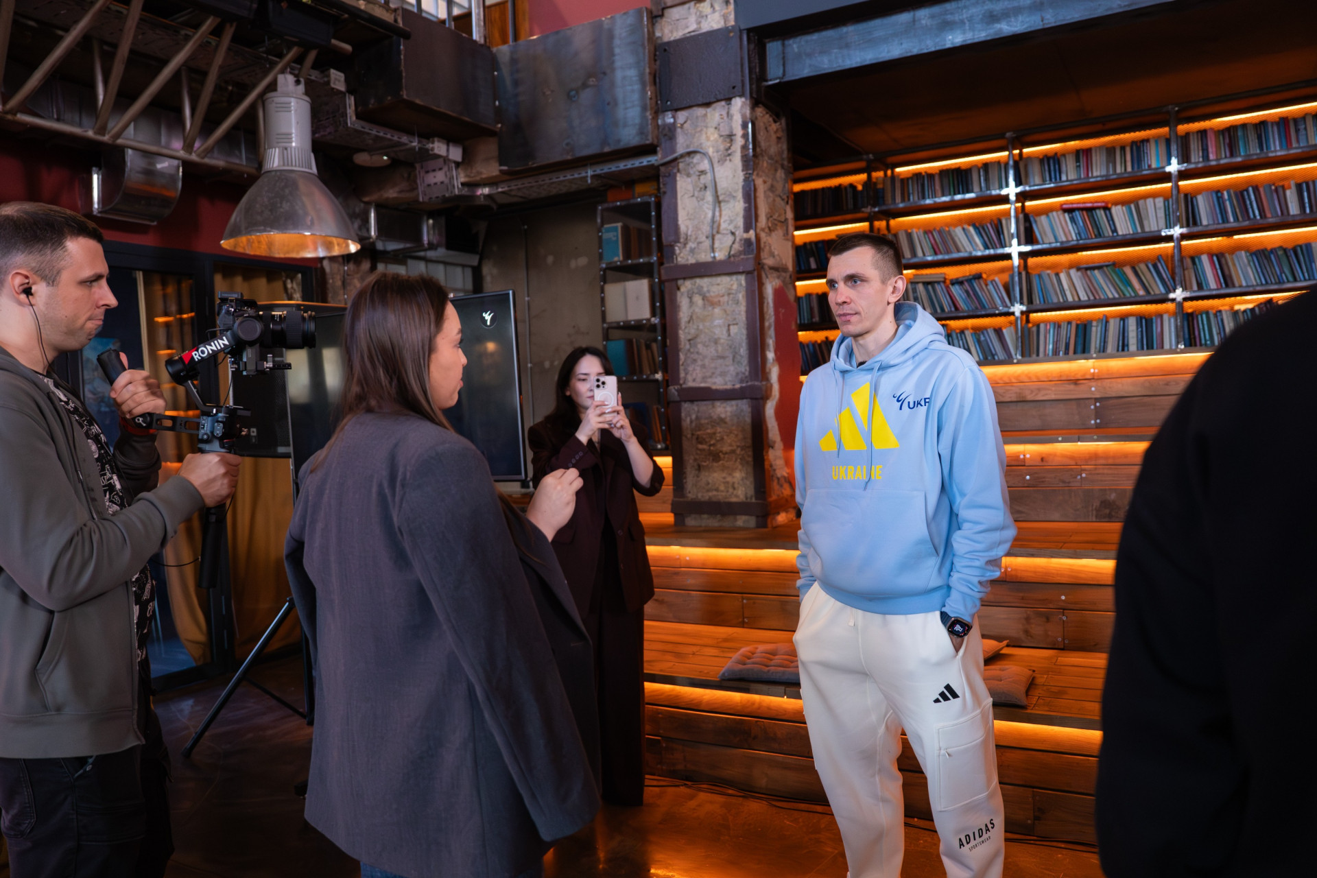 Валерий Чеботарь общается с представителями СМИ