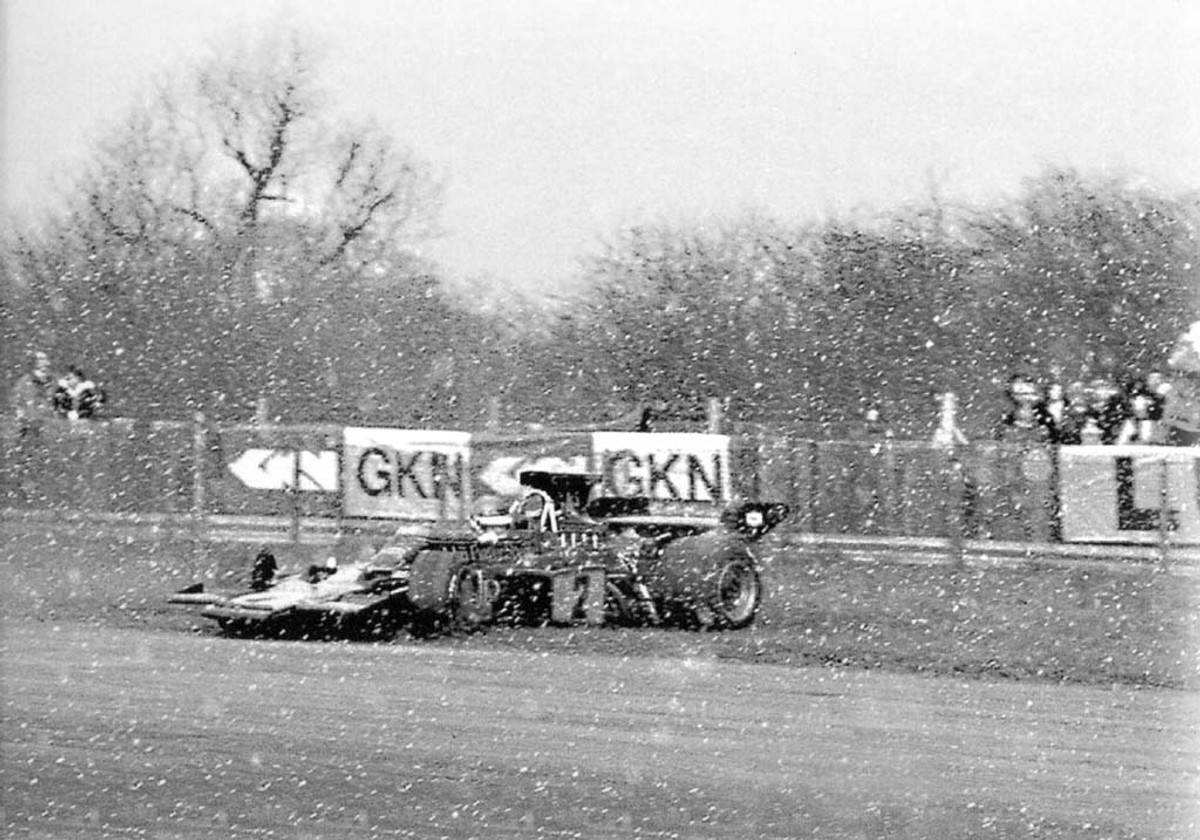 Роні Петерсон припускається помилки під час снігопаду на позазаліковій гонці в Сільверстоуні 1973 року