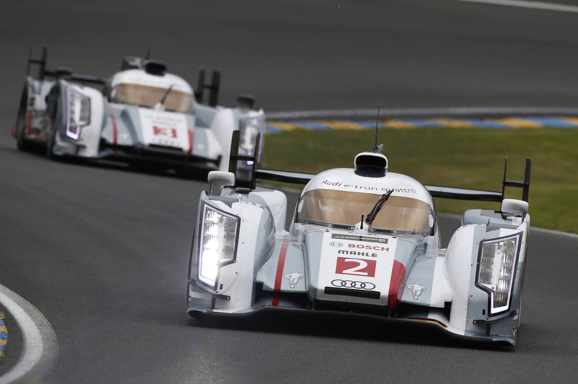 Ауді R18 мчить до перемоги в гонці 24 години Ле-Мана 2013 року