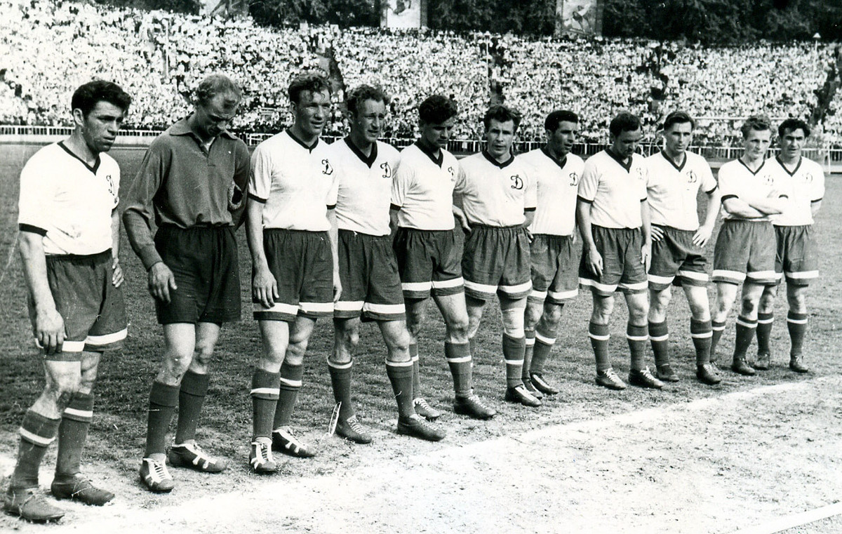 1957-й рік. Київське Динамо перед черговим матчем на Республіканському стадіоні в Києві. Ліворуч – капітан команди Віталій ГОЛУБЄВ