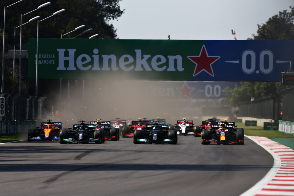 Макс Ферстаппен обганяє двох пілотів Мерседеса на старті Гран-прі Мехіко 2021