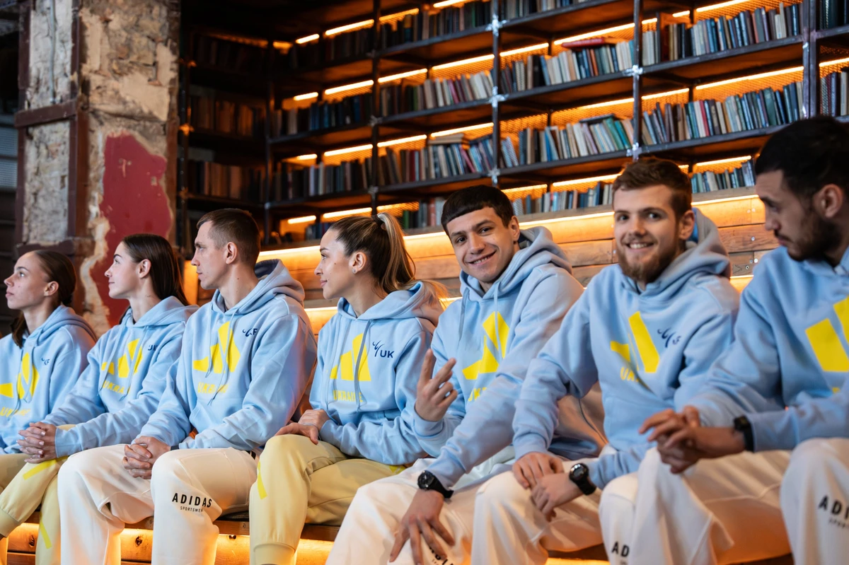 Справа – наліво: Різван Талібов, Микита Філіпов, Андрій Заплітний, Анжеліка Терлюга, Максим Чоботар, Олександра Шолохова, Еліна Сєлємєнєва