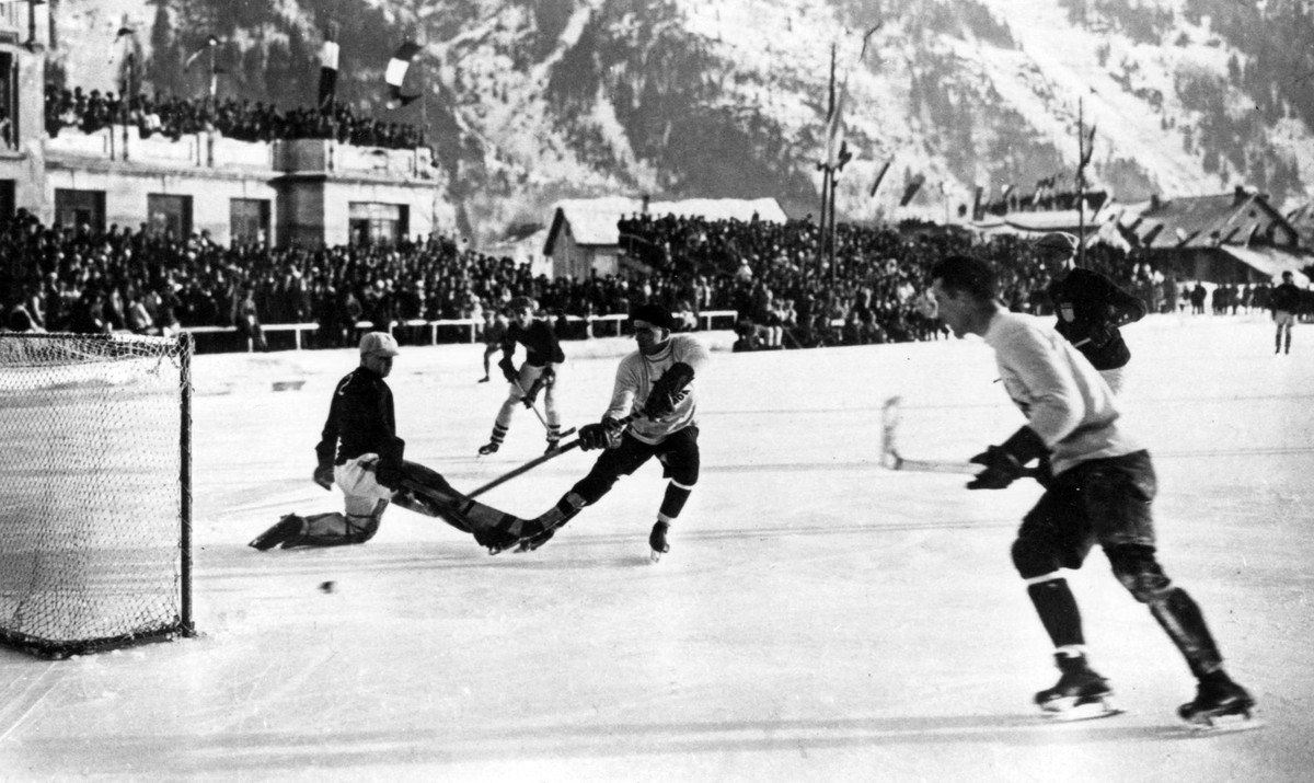 Хокей на Олімпійських Іграх 1924 року в Шамоні (Франція). У вирішальному матчі збірна Канади переграла команду США – 6:1.