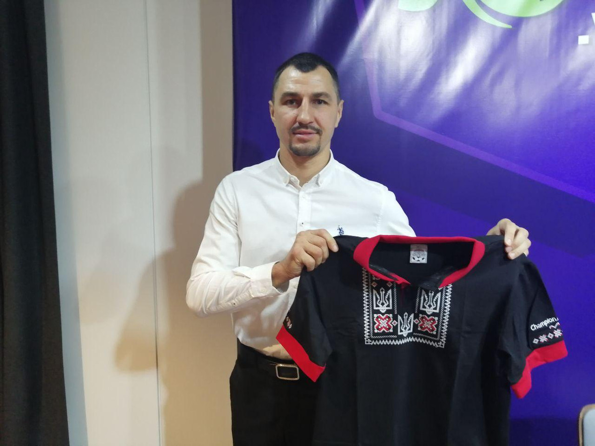 Віктор Постол з вишиванкою Чемпіона