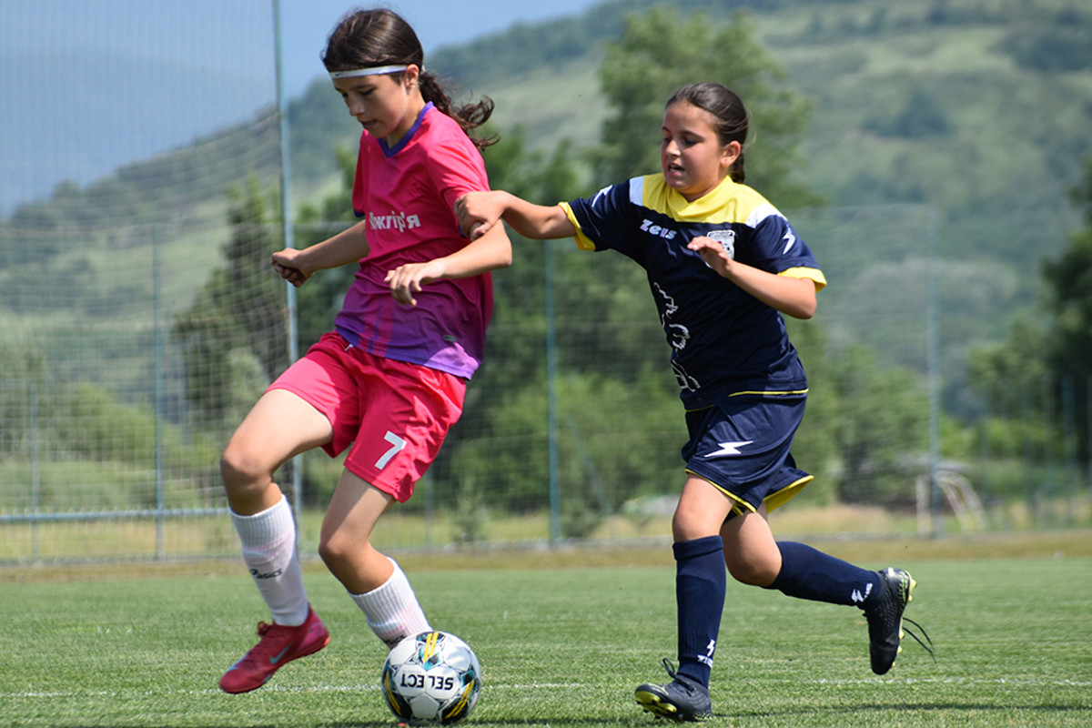 Оксана Поп (зліва) у матчі проти СДЮСШОР Ужгород