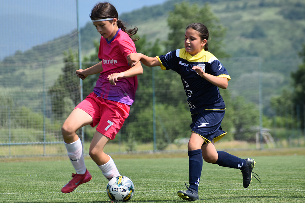 Оксана Поп (зліва) у матчі проти СДЮСШОР Ужгород