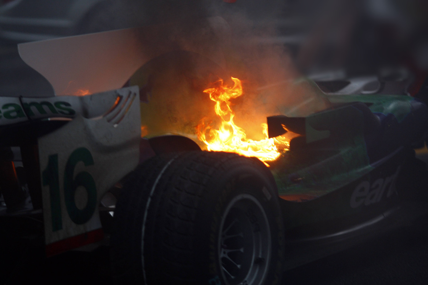 Горящий болид Дженсона Баттона на Гран-при Бразилии 2008