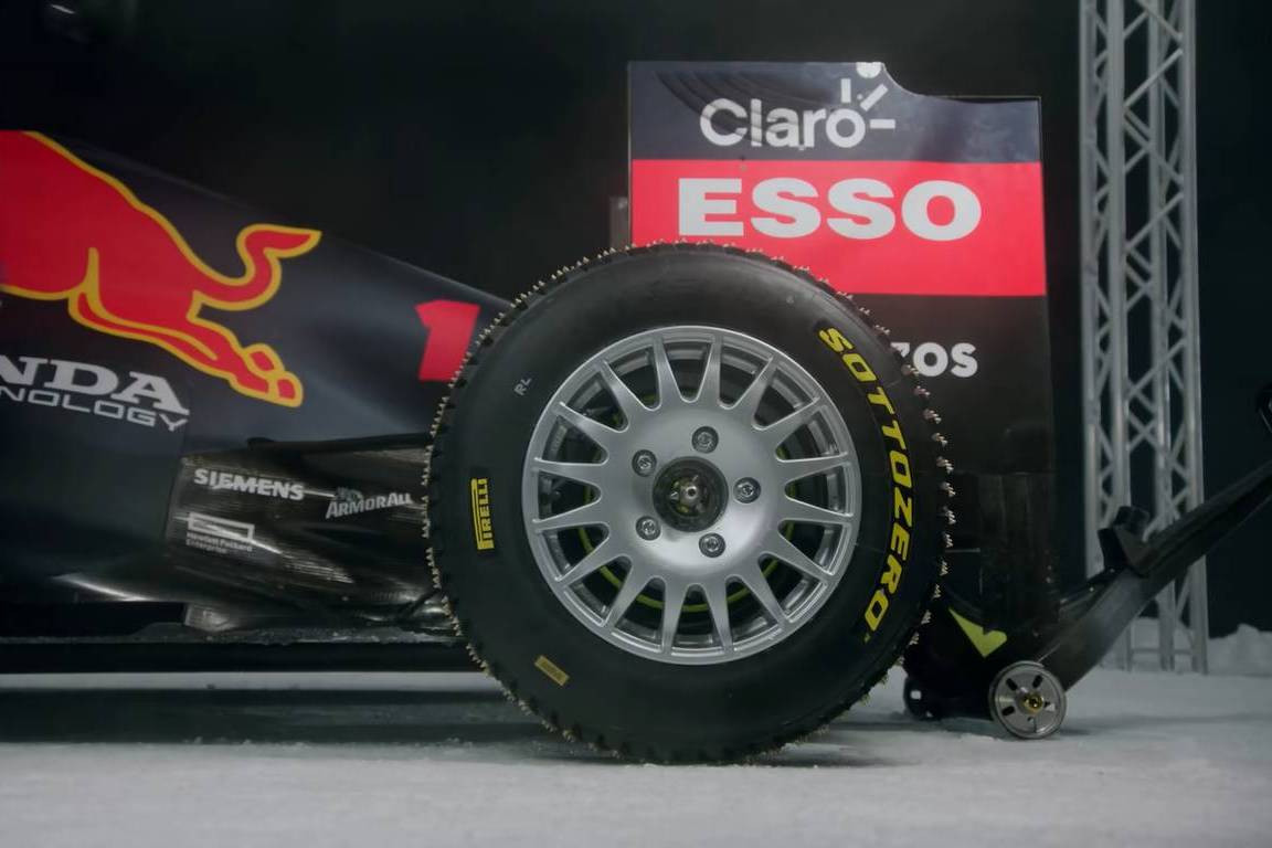 Шиповані колеса на боліді Ред Булл