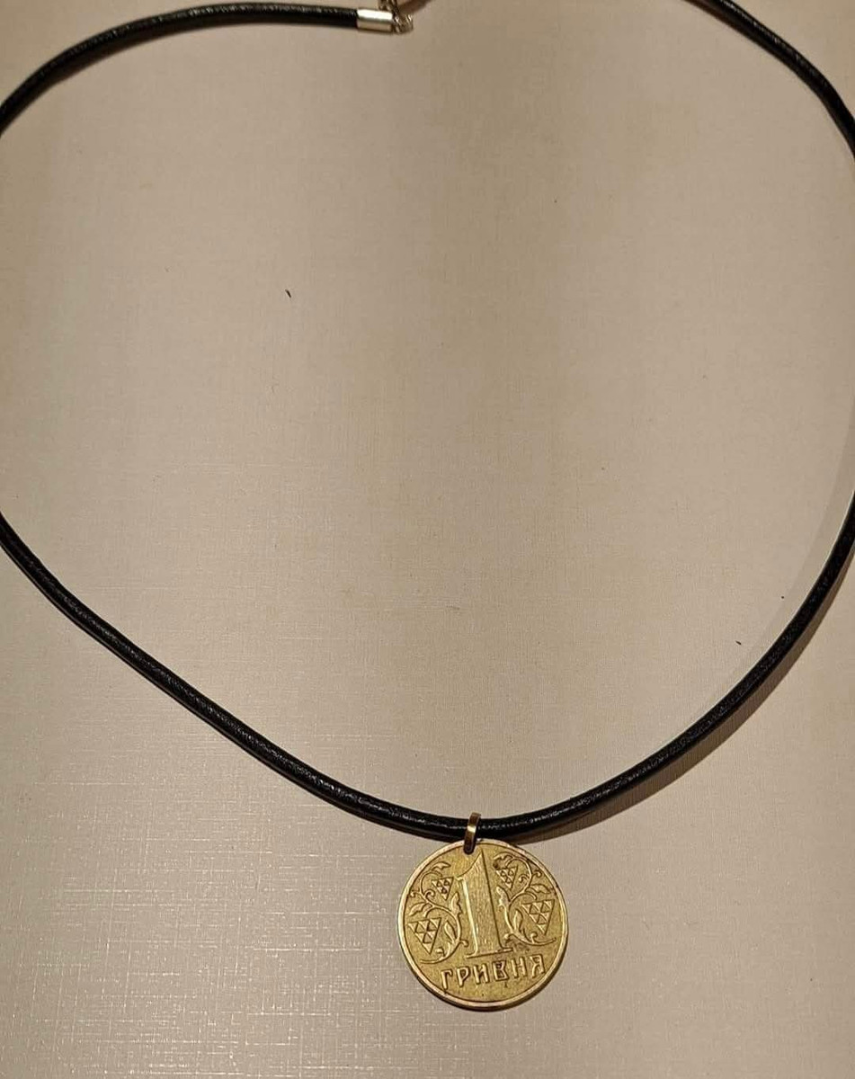 Медальйон з гривні, який носить Берріт Аакре в якості подарунка від української дівчинки