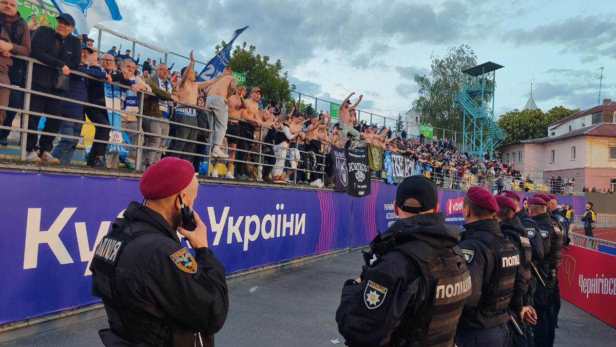 Фанаты Динамо спорят с полицией