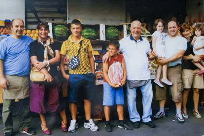 Федеріко Дімарко (в жовтій футболці) разом із родиною біля своєї крамниці