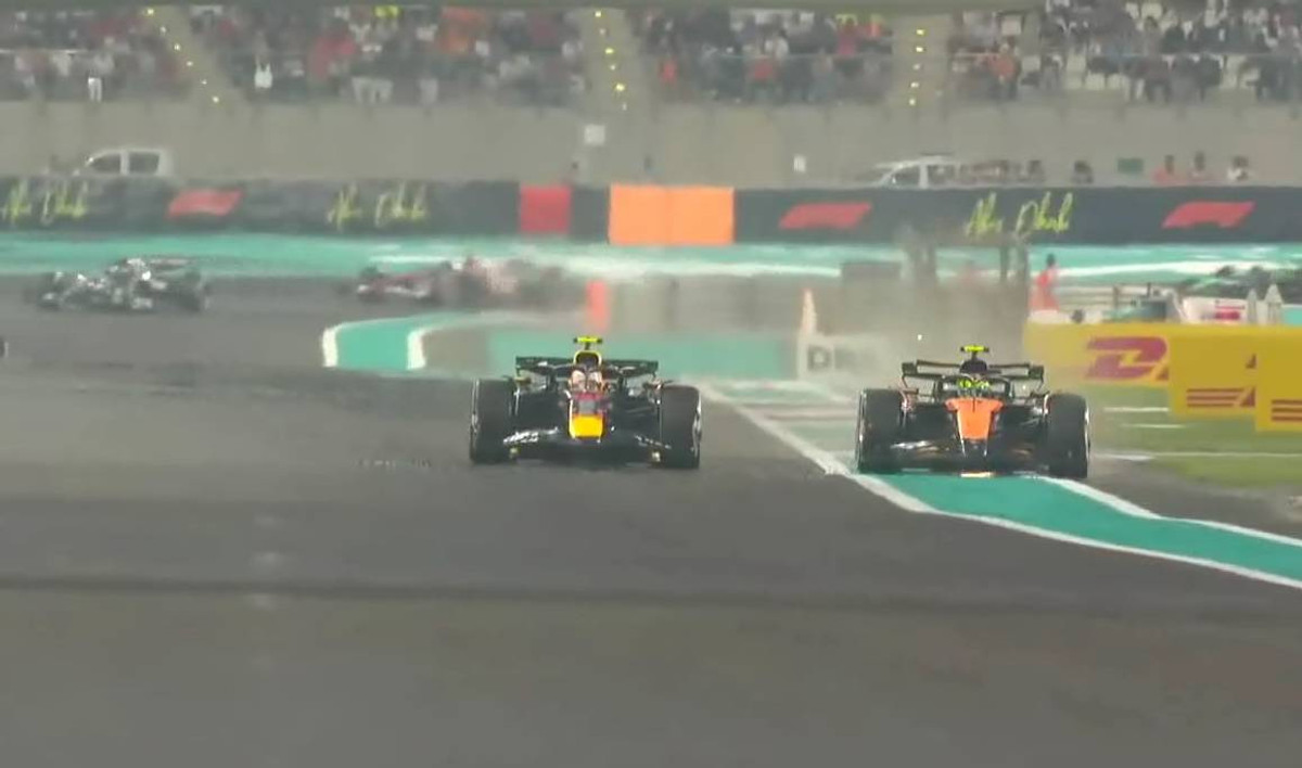 Ландо Норрис обгоняет Юки Цуноду за пределами трассы