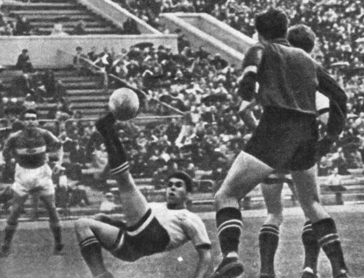 Акробатичний етюд у виконанні захисника київського Динамо Віталія ГОЛУБЄВА (в білій футболці).