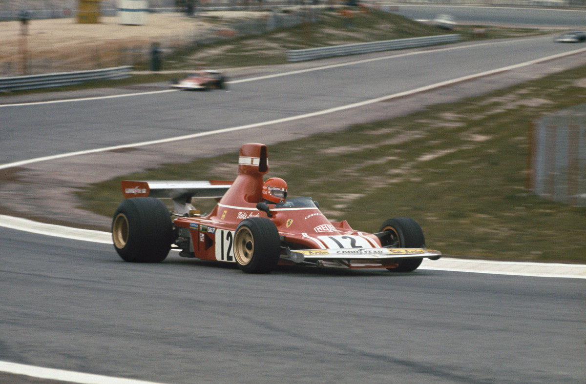 Ники Лауда мчится к своей первой победе на Гран-при Испании 1974