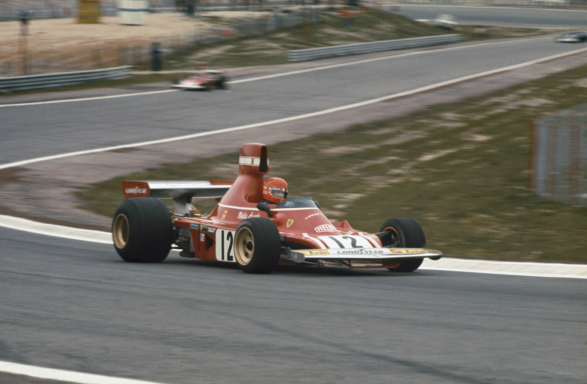 Ники Лауда мчится к своей первой победе на Гран-при Испании 1974