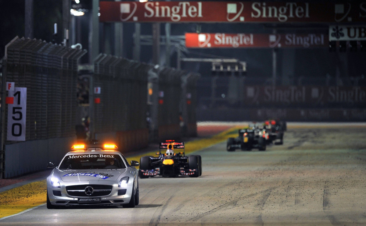 Кругові пілоти позаду Себастьяна Феттеля під час дії режиму машини безпеки